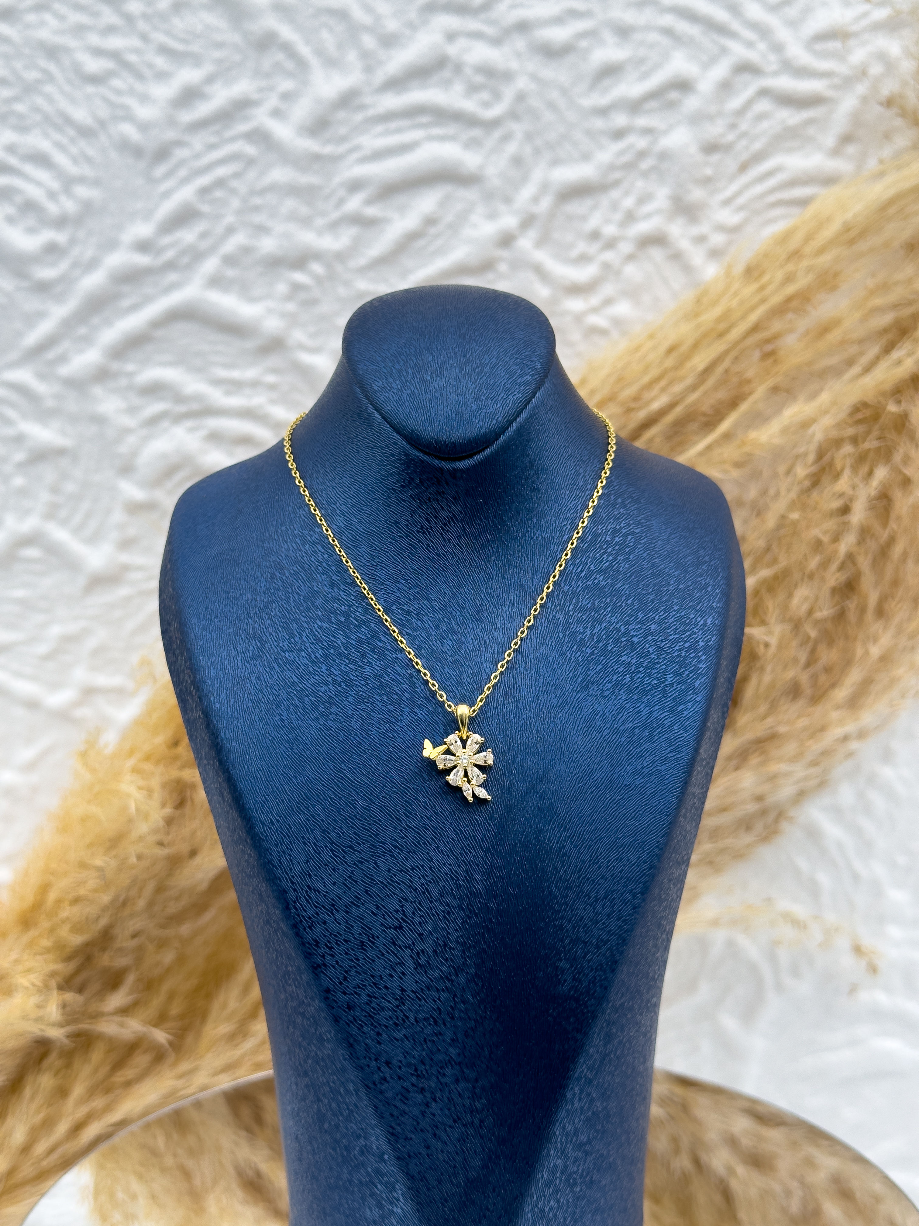 925 Ayar Gümüş Gold Renk Lotus ve Kelebek Figürlü Kadın Kolye